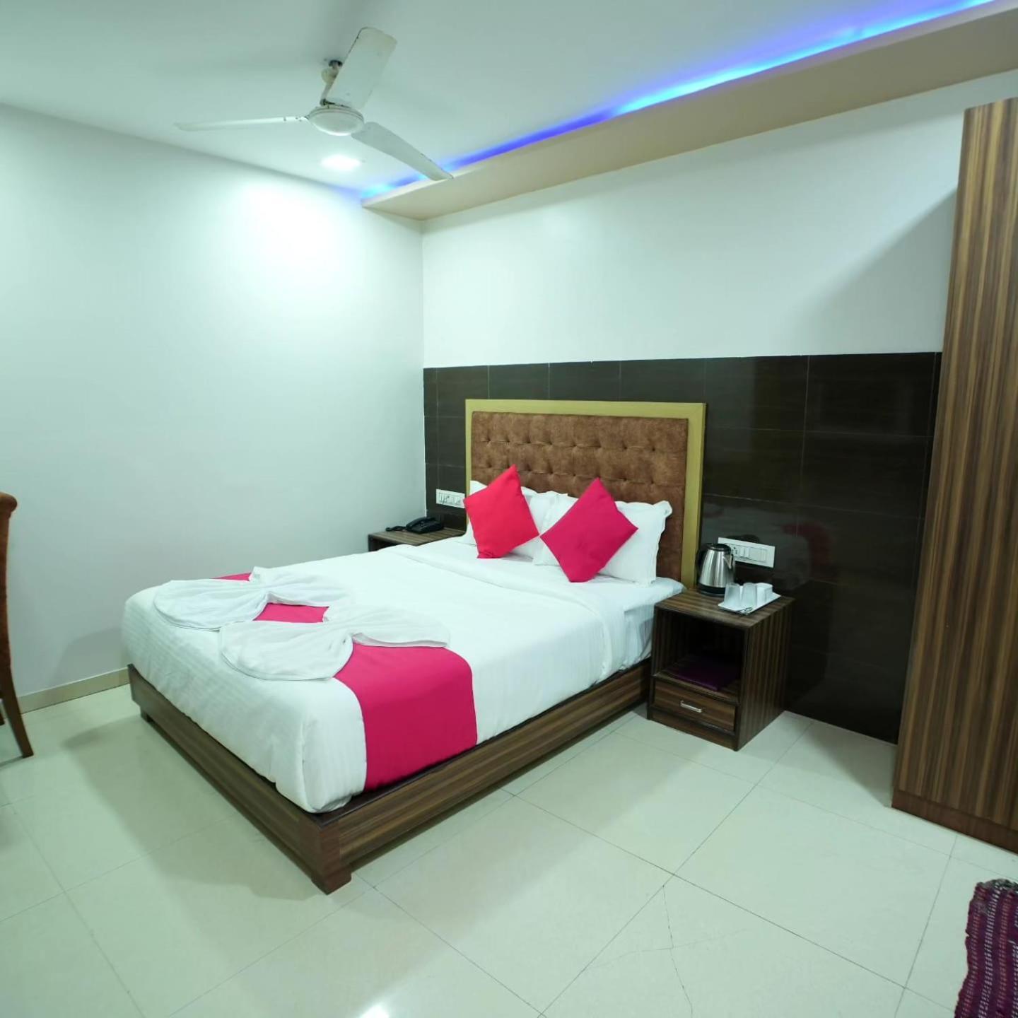 Hotel Blue Terminal Bombay Extérieur photo